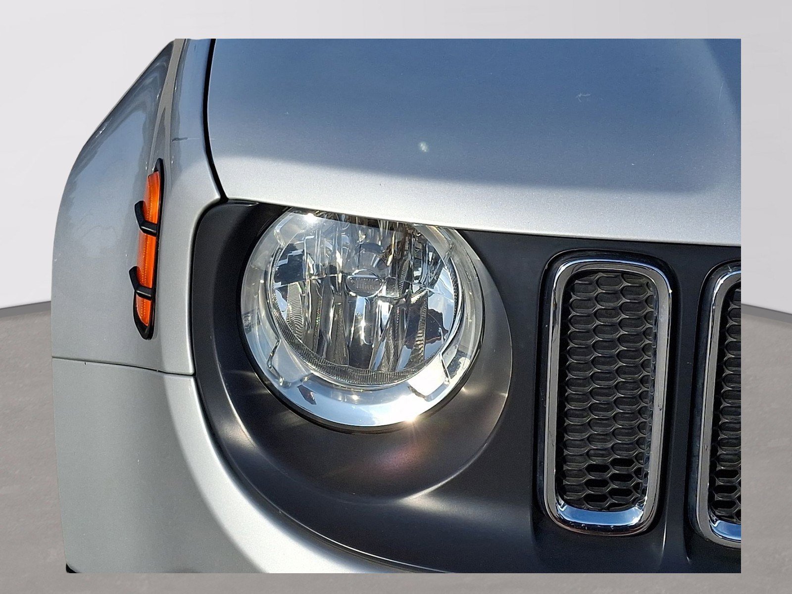 Used 2018 Jeep Renegade Latitude FWD image 7