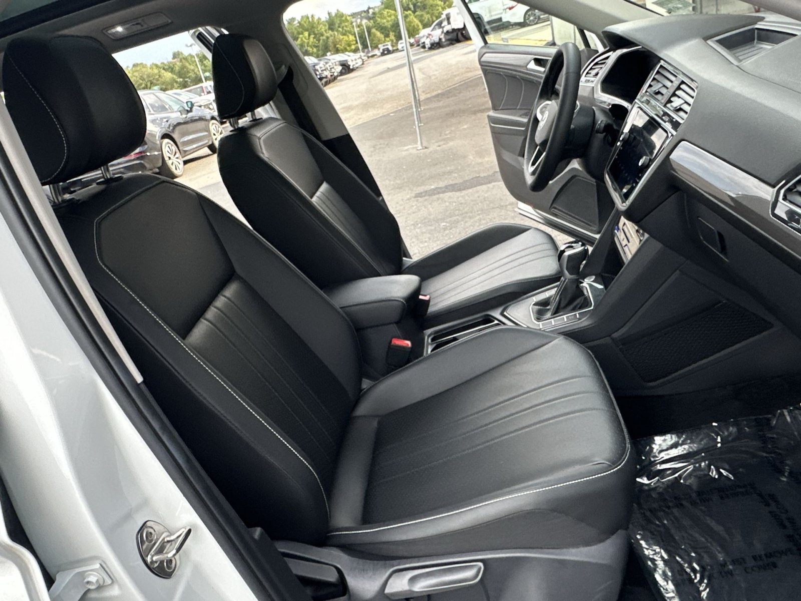 Used 2023 Volkswagen Tiguan SE w/ Panoramic Sunroof Package FWD image 35