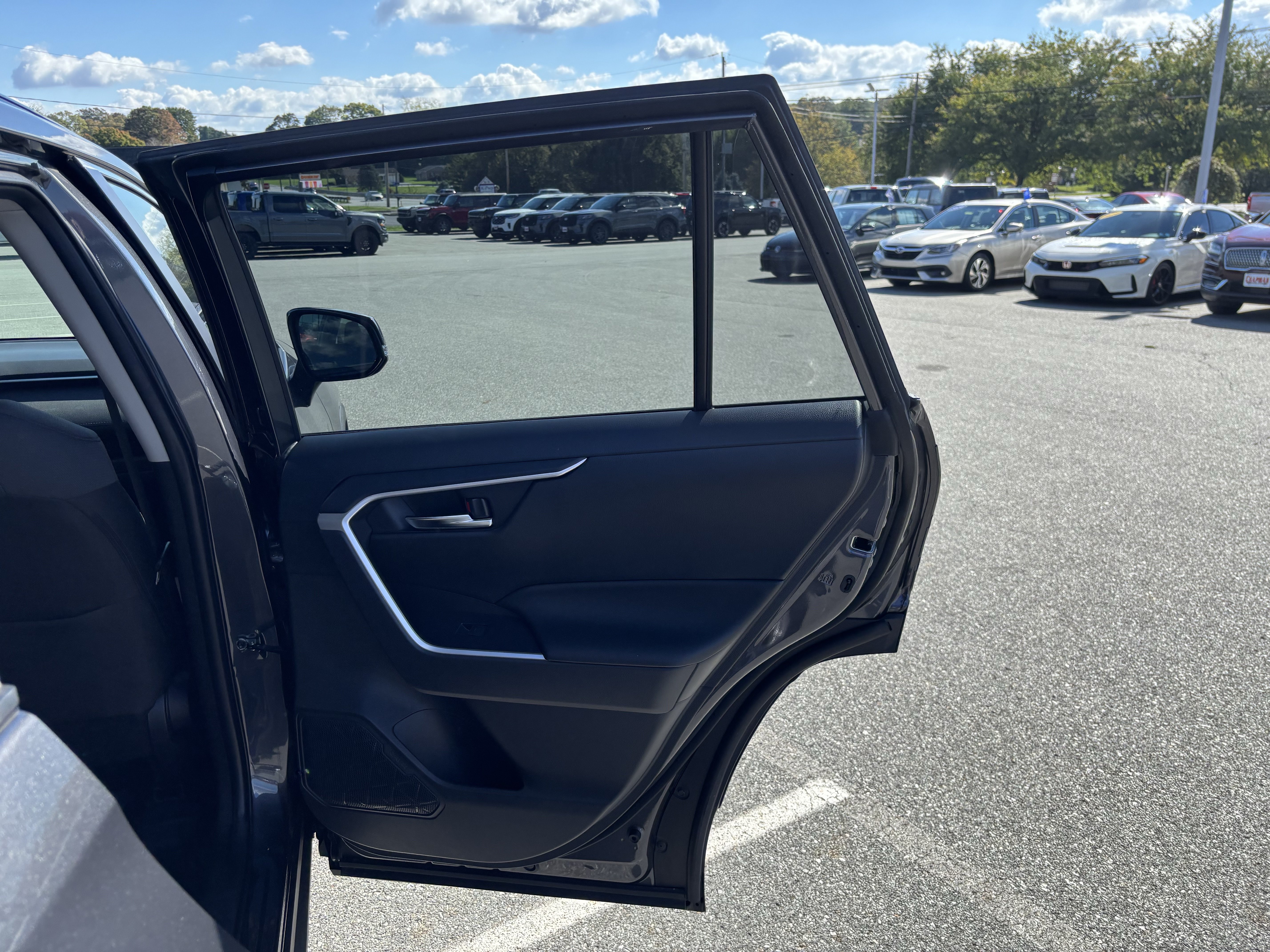 Used 2025 Toyota RAV4 XLE AWD/4WD image 34