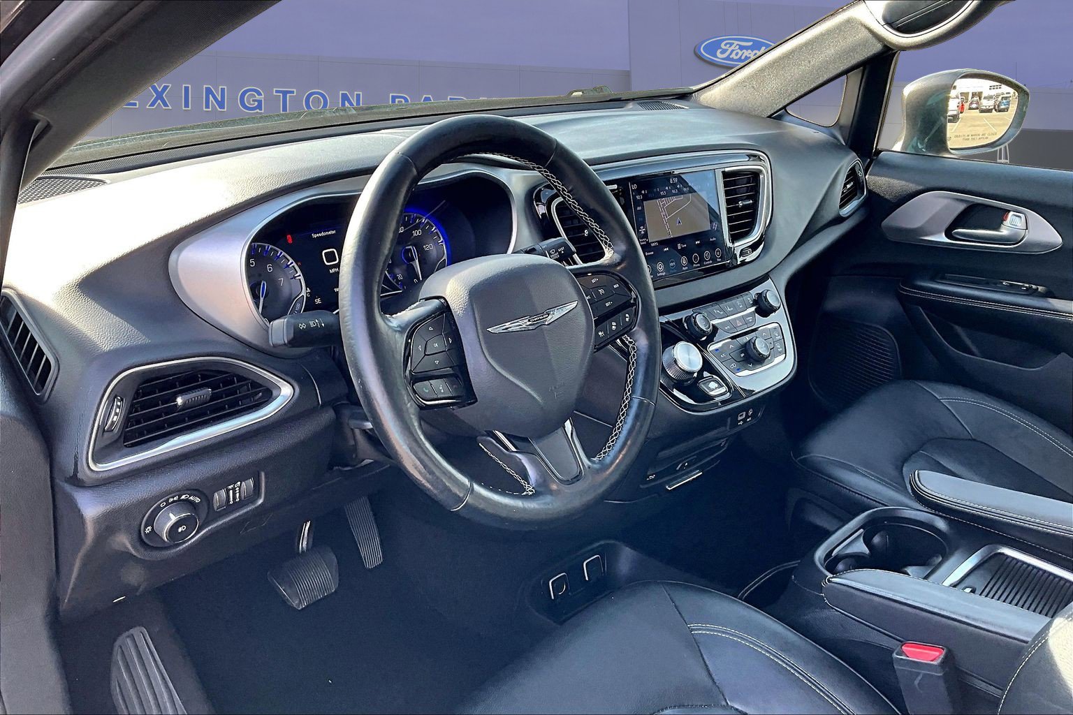 Used 2019 Chrysler Pacifica Touring-L Plus w/ Advanced Safetytec Group FWD image 17