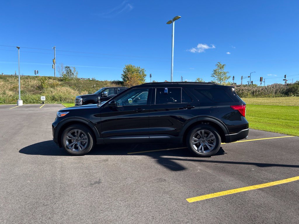 Certified 2022 Ford Explorer XLT w/ Equipment Group 202A AWD/4WD image 5