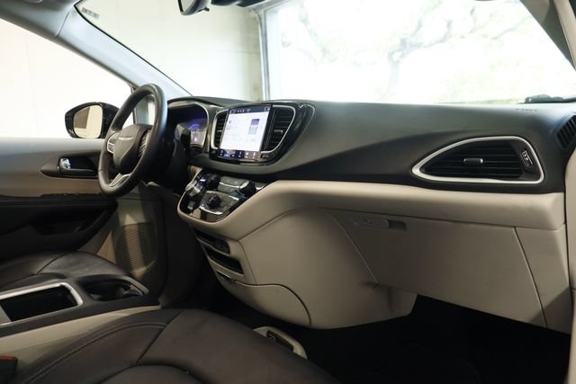 Used 2024 Chrysler Pacifica Touring-L FWD image 22