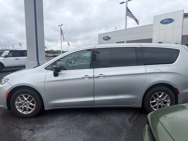 Used 2024 Chrysler Pacifica Touring-L FWD image 2