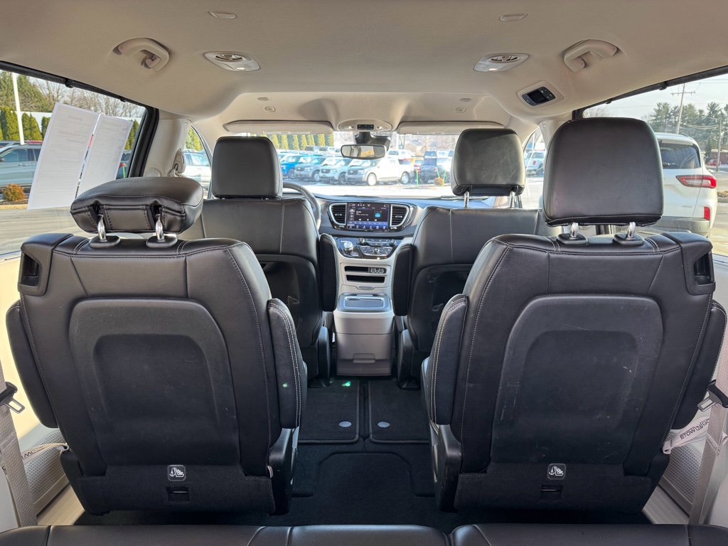 Used 2023 Chrysler Pacifica Touring-L image 11