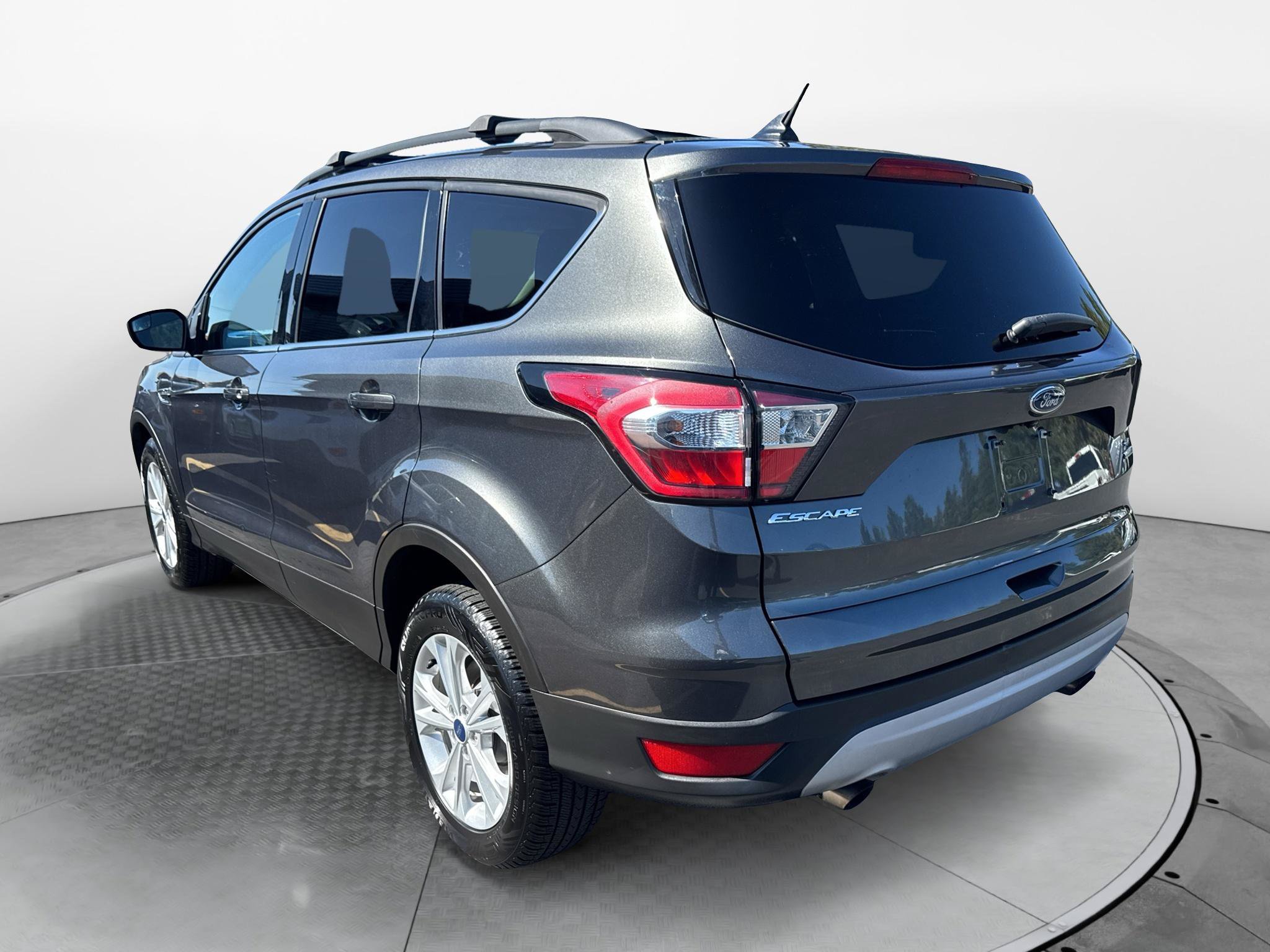 Certified 2018 Ford Escape SE w/ SE Sync 3 Package AWD/4WD image 8