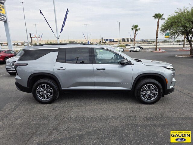 Used 2026 Chevrolet Traverse LT FWD image 8