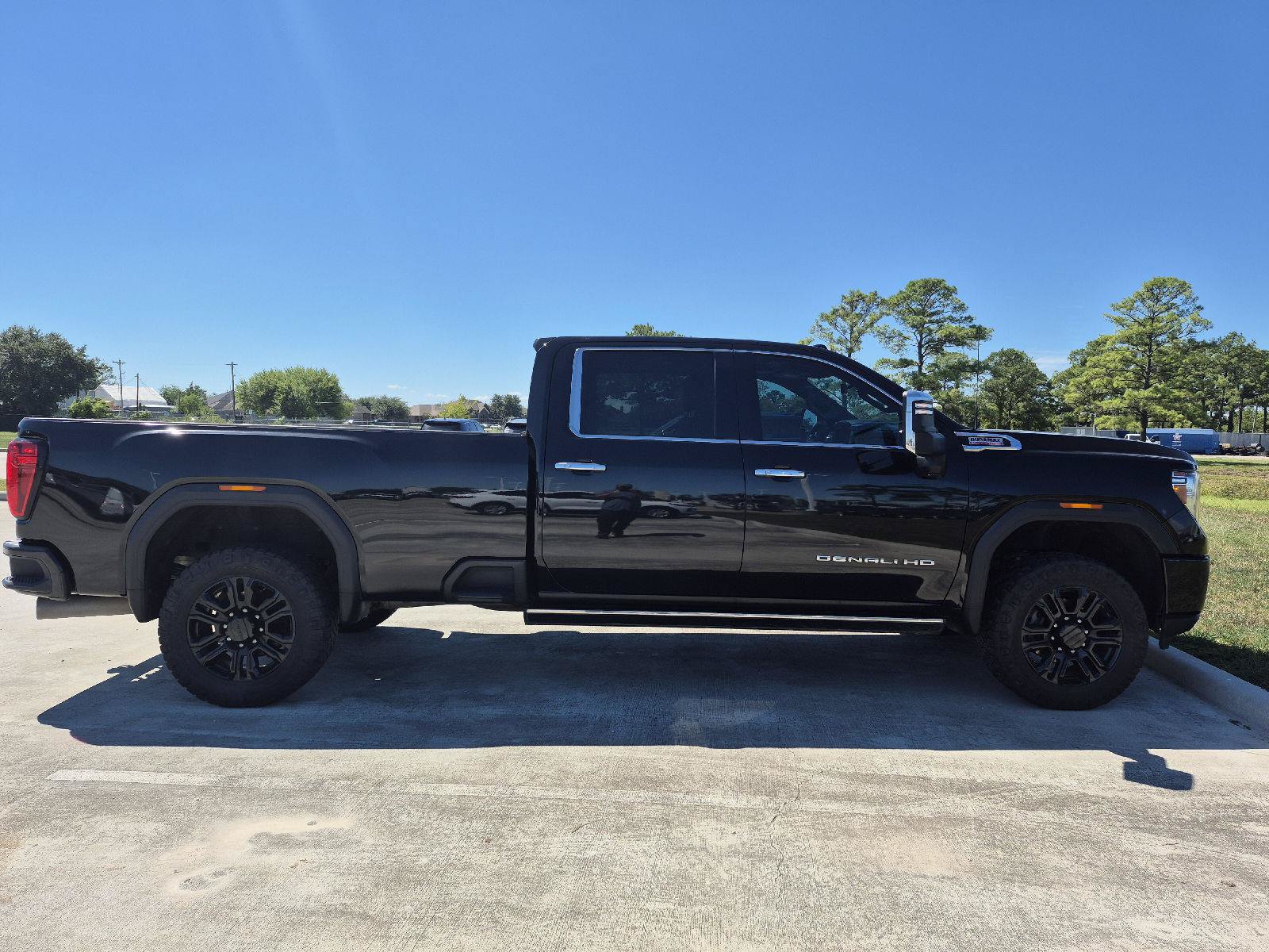 Used 2022 GMC Sierra 2500 Denali w/ Denali Black Diamond Edition AWD/4WD image 14