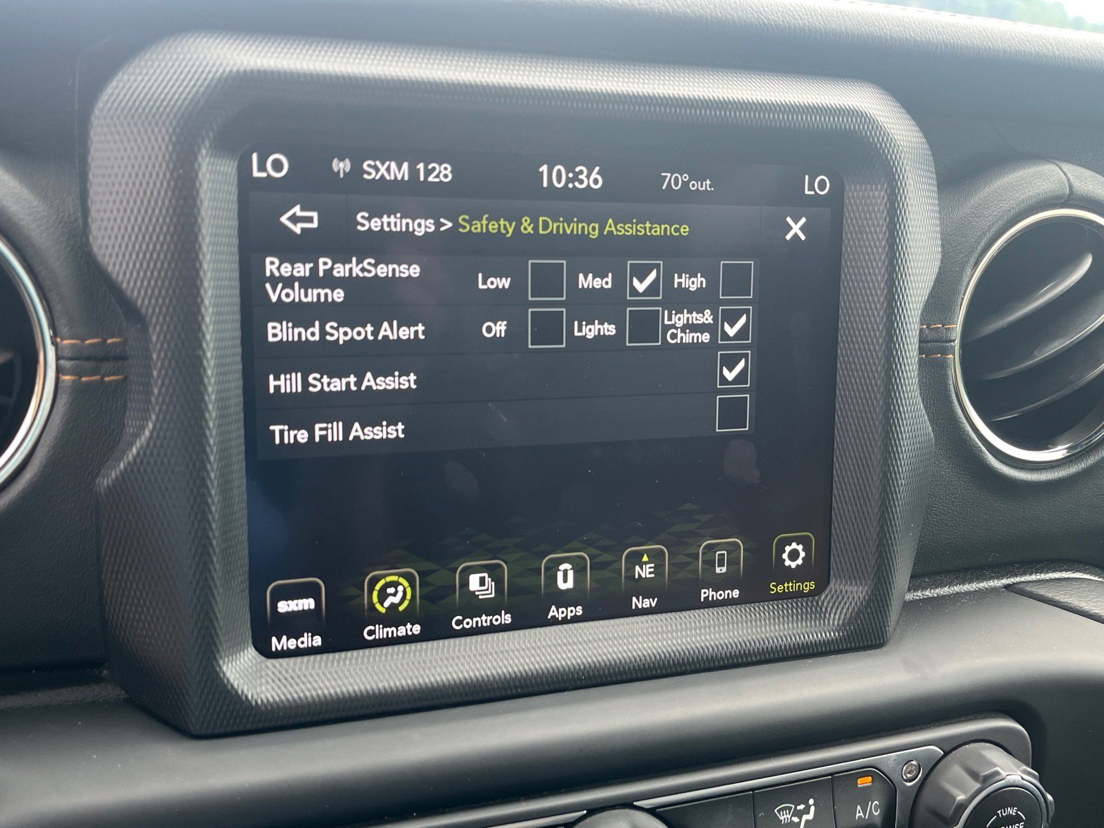Used 2021 Jeep Gladiator Overland AWD/4WD image 13