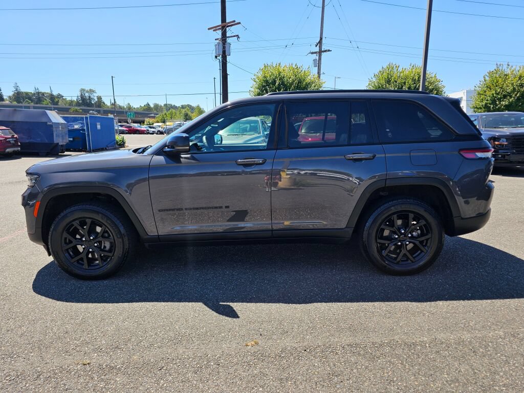 Used 2024 Jeep Grand Cherokee Altitude AWD/4WD image 8