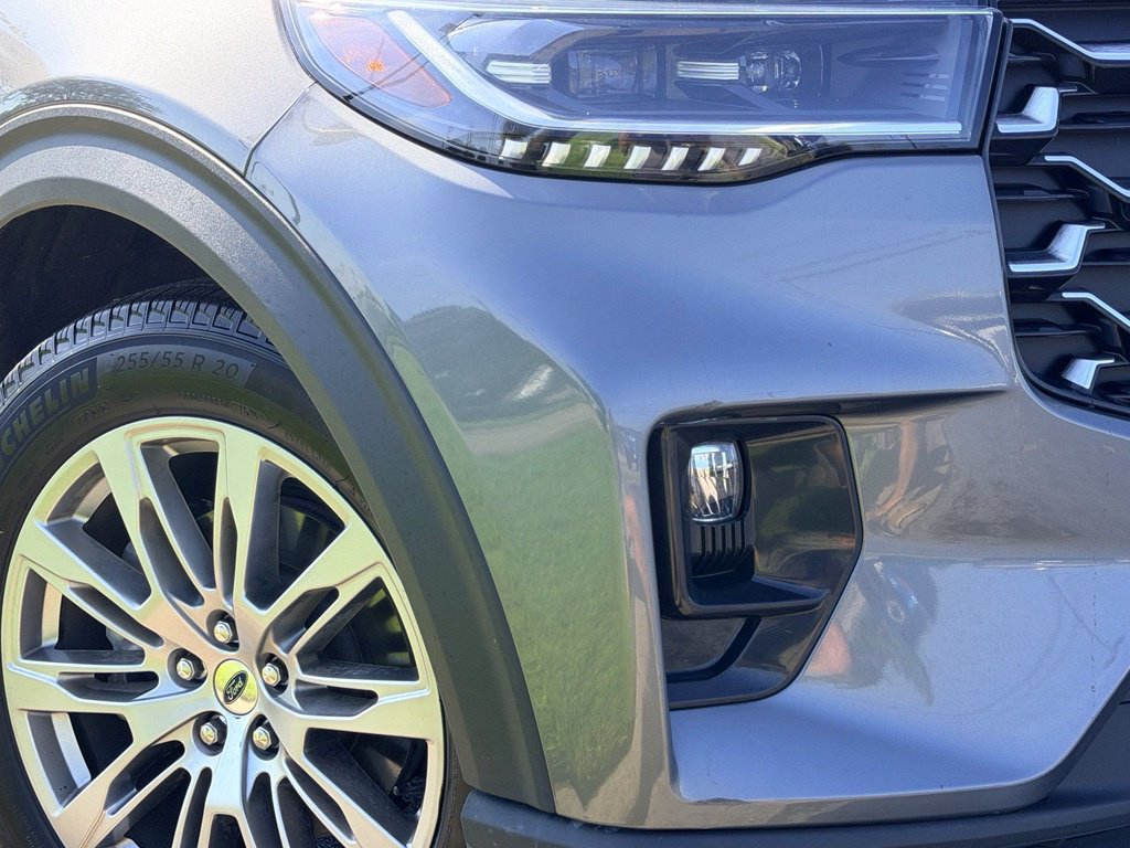 Certified 2025 Ford Explorer Platinum RWD image 3