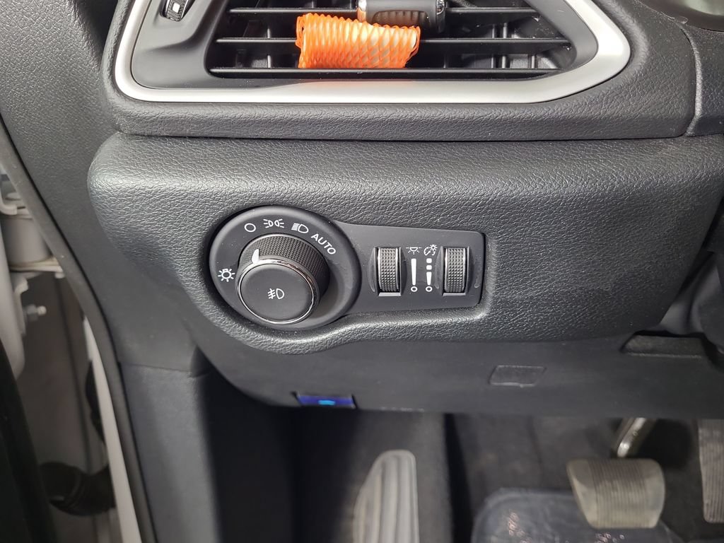 Used 2025 Chrysler Pacifica Select FWD image 15