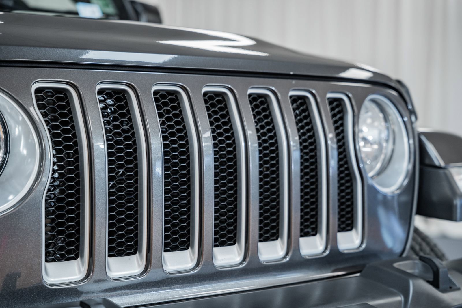 Used 2018 Jeep Wrangler Unlimited Sahara image 7