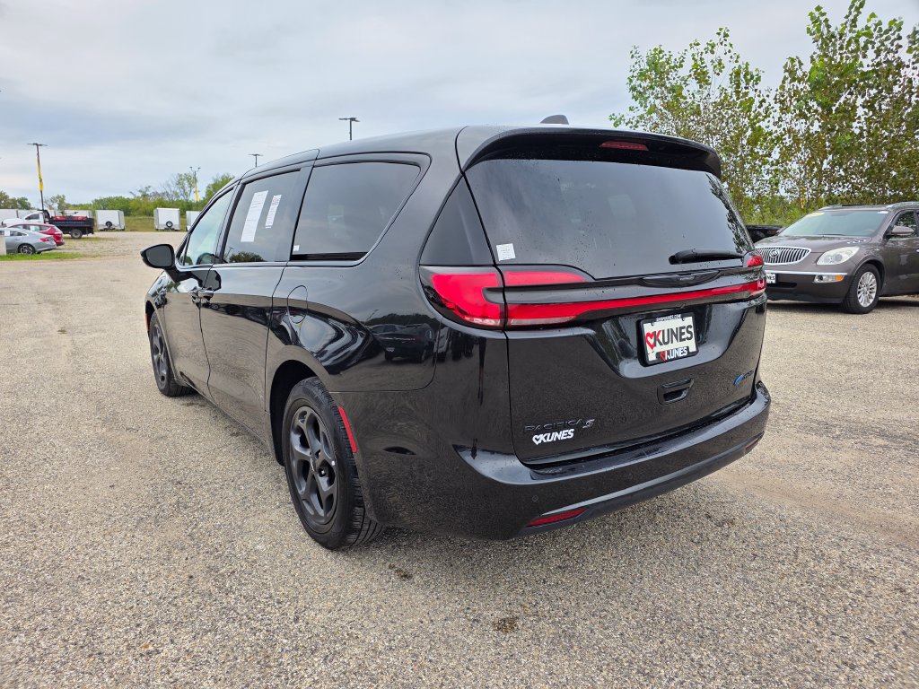 Used 2022 Chrysler Pacifica Touring-L w/ Uconnect Theater Family Group FWD image 6