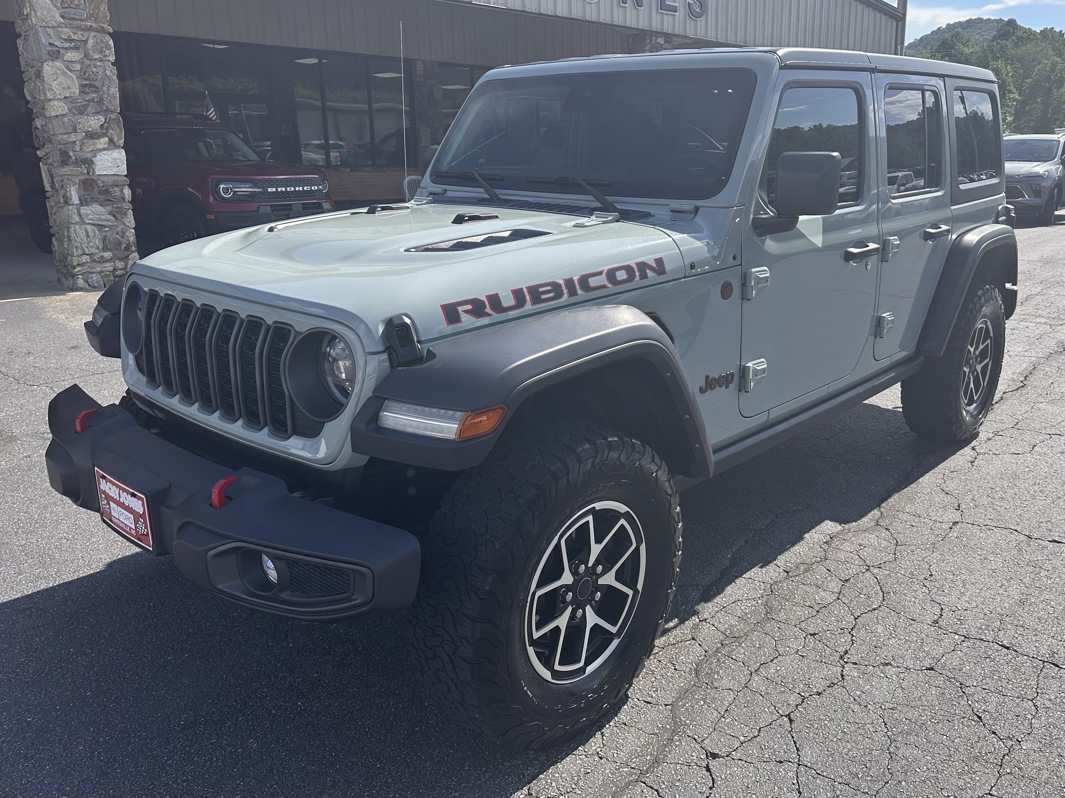 Used 2024 Jeep Wrangler Unlimited Rubicon w/ Convenience Group AWD/4WD image 2