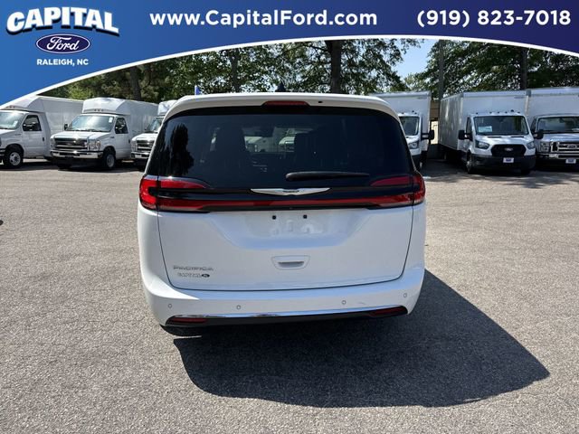 Used 2024 Chrysler Pacifica Touring-L FWD image 7