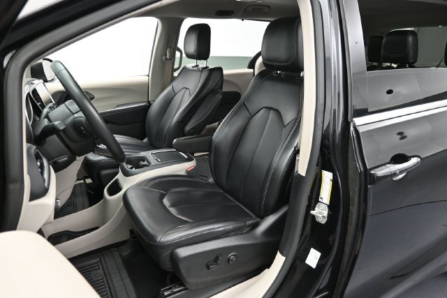 Used 2023 Chrysler Pacifica Touring-L FWD image 11