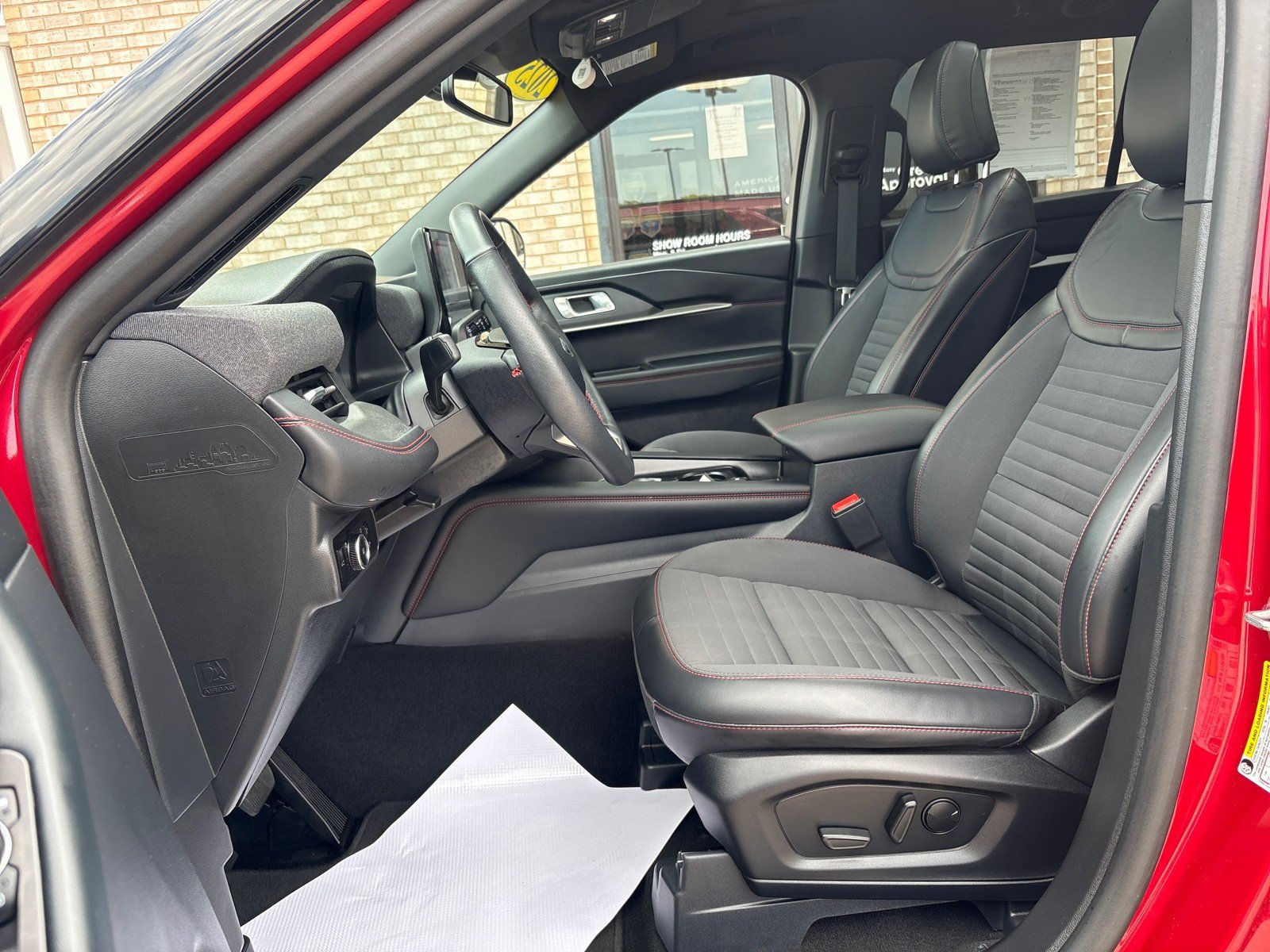 Certified 2025 Ford Explorer ST-Line w/ Premium Package AWD/4WD image 3