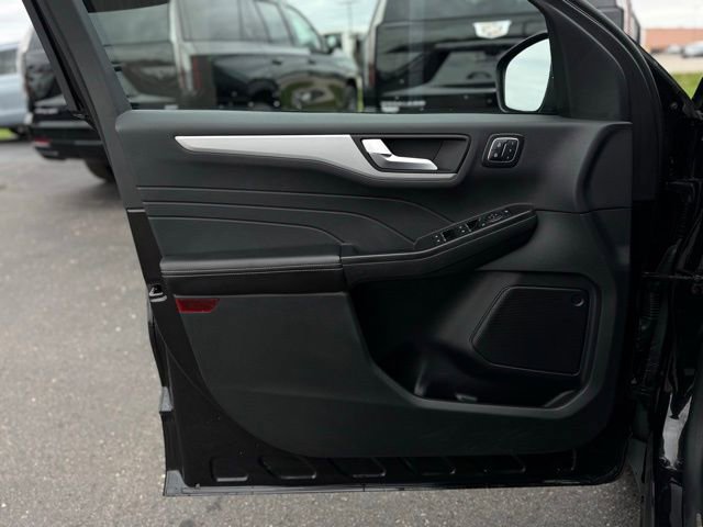 Certified 2025 Ford Escape Platinum AWD/4WD image 12