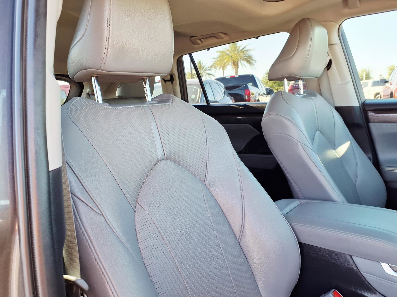 Used 2021 Toyota Highlander Limited image 12