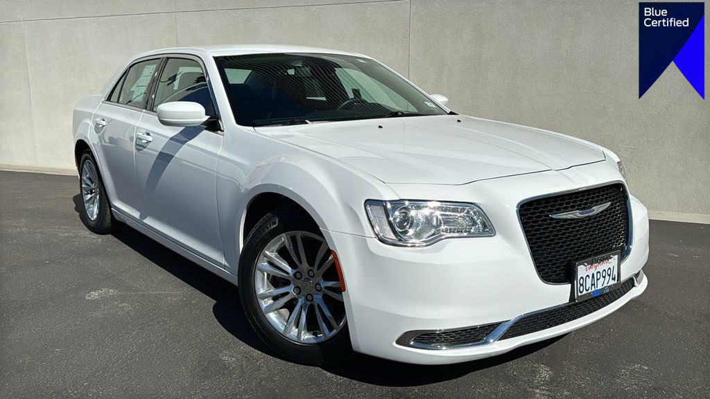 Used 2018 Chrysler 300 Touring L image 1