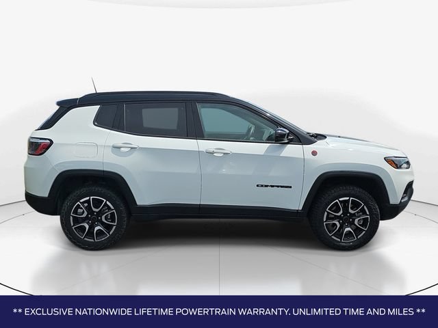 Used 2025 Jeep Compass Trailhawk AWD/4WD image 2