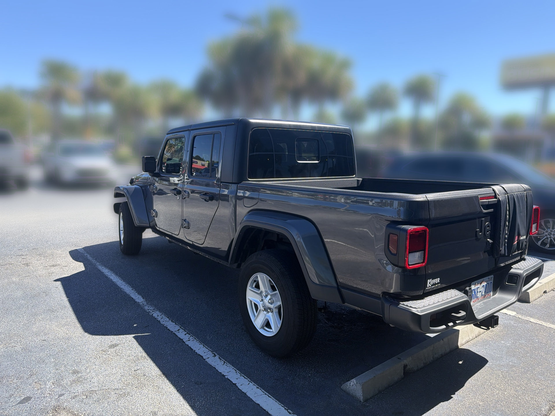Used 2023 Jeep Gladiator Sport AWD/4WD image 4