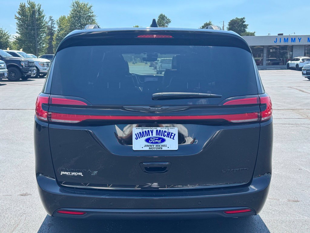 Used 2025 Chrysler Pacifica Limited FWD image 25
