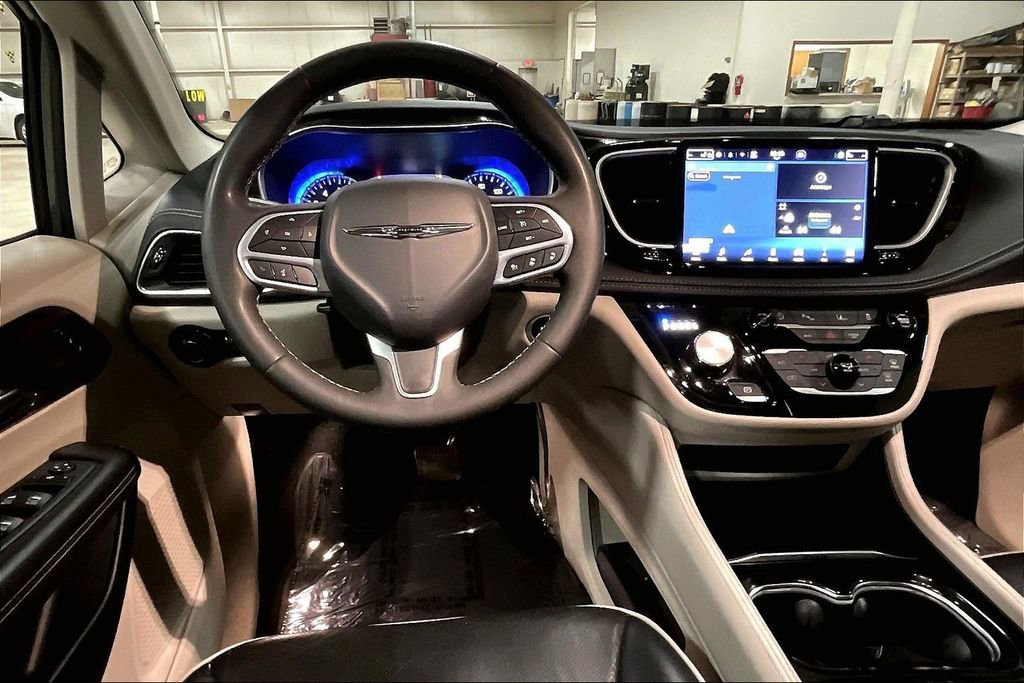Used 2023 Chrysler Pacifica Limited image 7