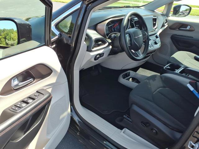Used 2019 Chrysler Pacifica Touring Plus w/ Advanced Safetytec Group FWD image 9