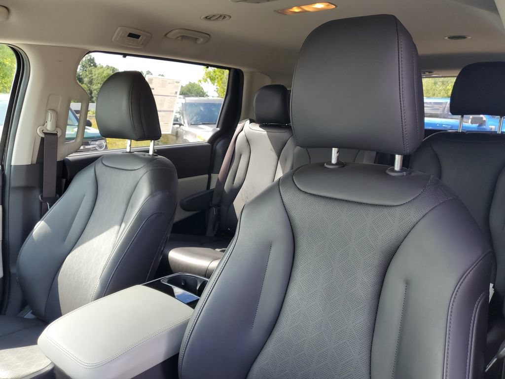 Used 2024 Kia Carnival EX FWD image 13