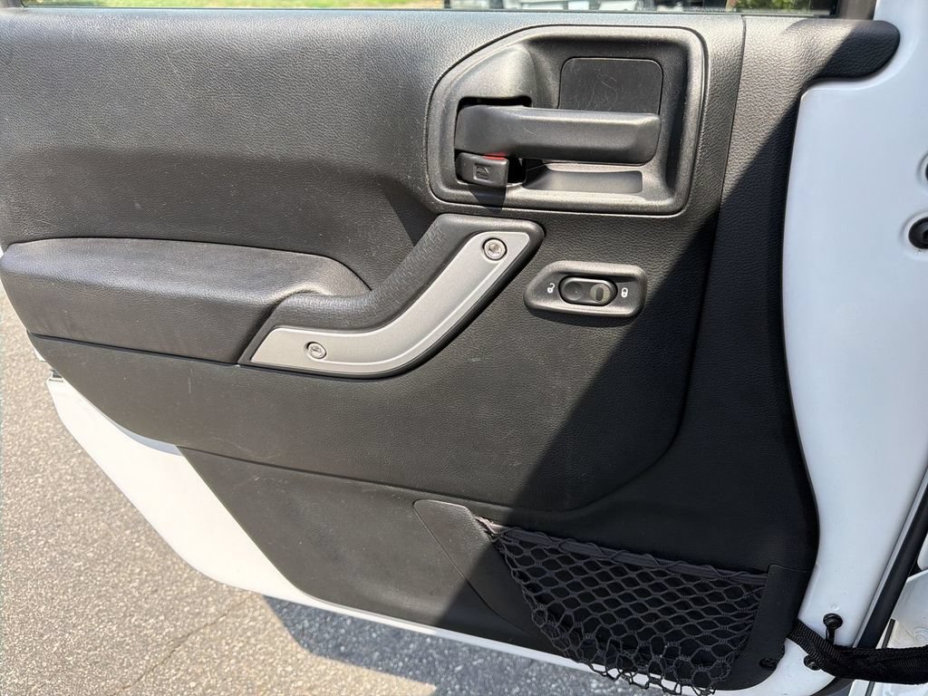 Used 2018 Jeep Wrangler Unlimited Sahara w/ Connectivity Group AWD/4WD image 17