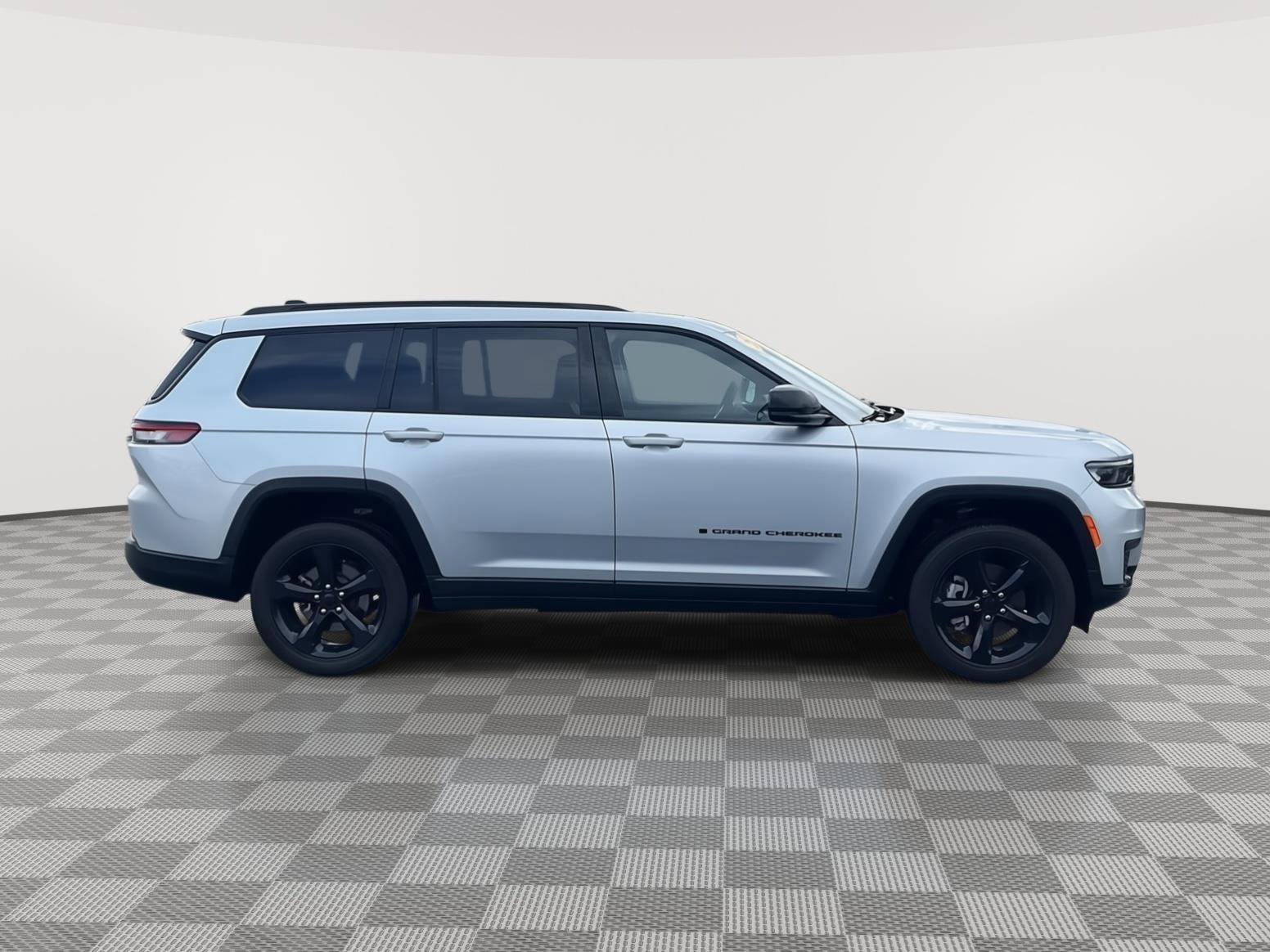 Used 2025 Jeep Grand Cherokee L Altitude AWD/4WD image 4