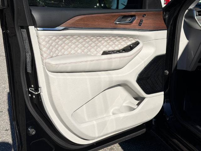 Used 2022 Jeep Grand Cherokee Summit w/ Adv Protech Group IV AWD/4WD image 12
