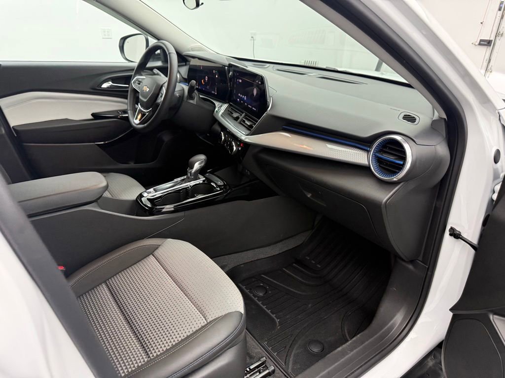 Used 2025 Chevrolet Trax LT w/ Driver Confidence Package image 23