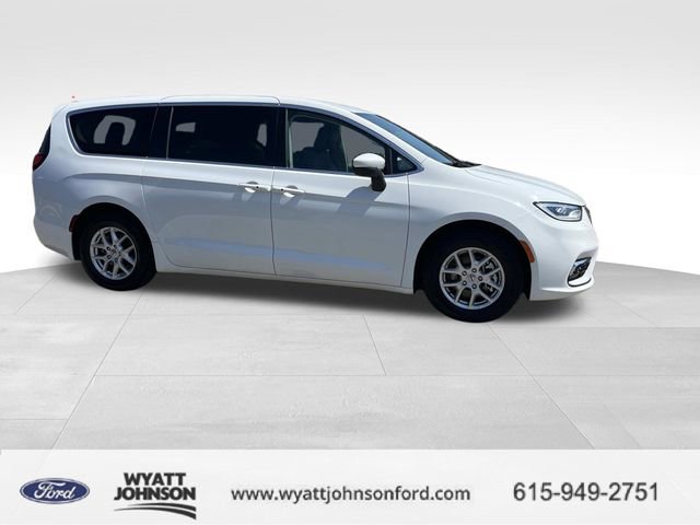 Used 2023 Chrysler Pacifica Touring-L image 2