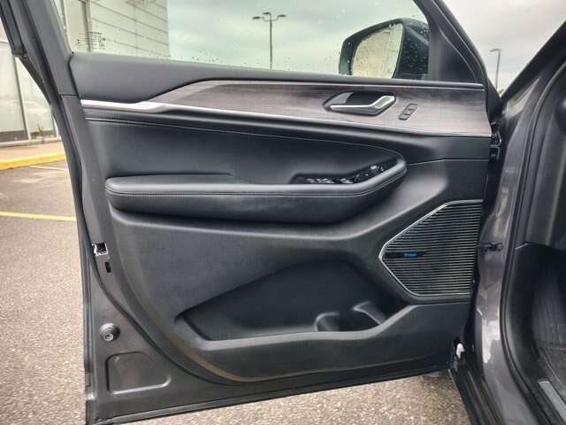 Used 2022 Jeep Grand Cherokee Overland AWD/4WD image 10