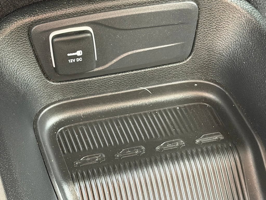 Used 2025 Chrysler Pacifica Select FWD image 30