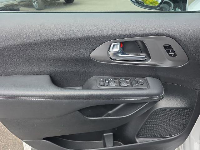 Used 2025 Chrysler Pacifica Select FWD image 17