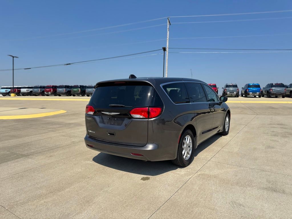 Used 2023 Chrysler Voyager LX FWD image 5