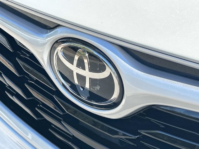 Used 2023 Toyota Highlander XLE AWD/4WD image 10