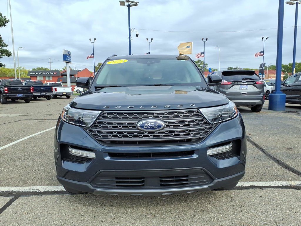 Certified 2023 Ford Explorer XLT w/ Equipment Group 202A AWD/4WD image 3