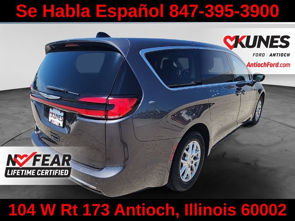 Used 2023 Chrysler Pacifica Touring-L FWD image 10