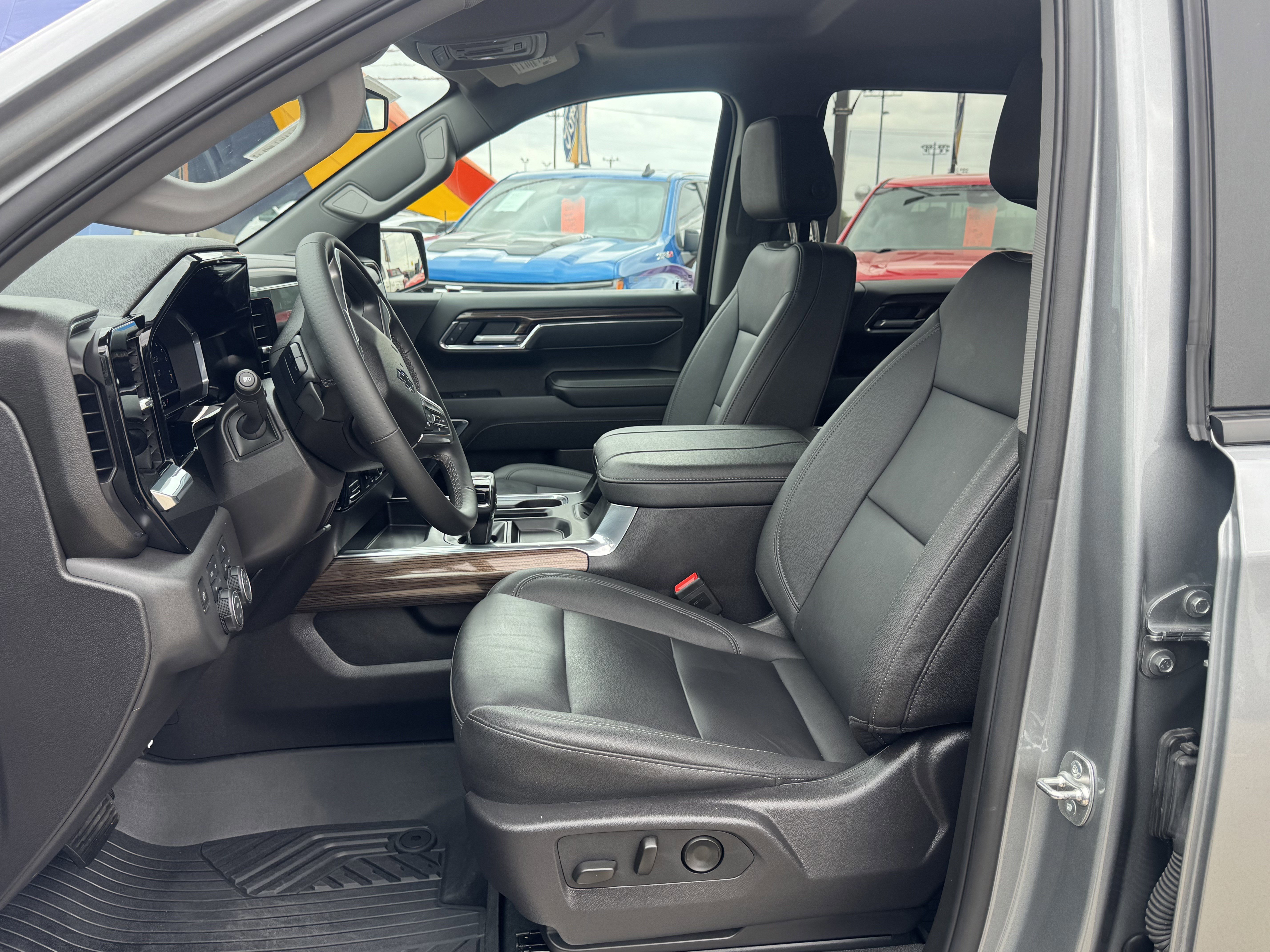 Used 2025 Chevrolet Silverado 1500 LT Trail Boss w/ Convenience Package II image 15