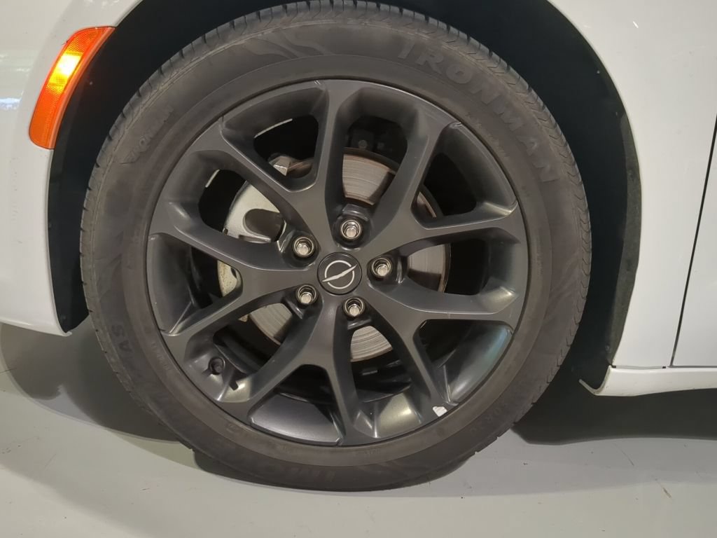 Used 2025 Chrysler Pacifica Limited FWD image 6