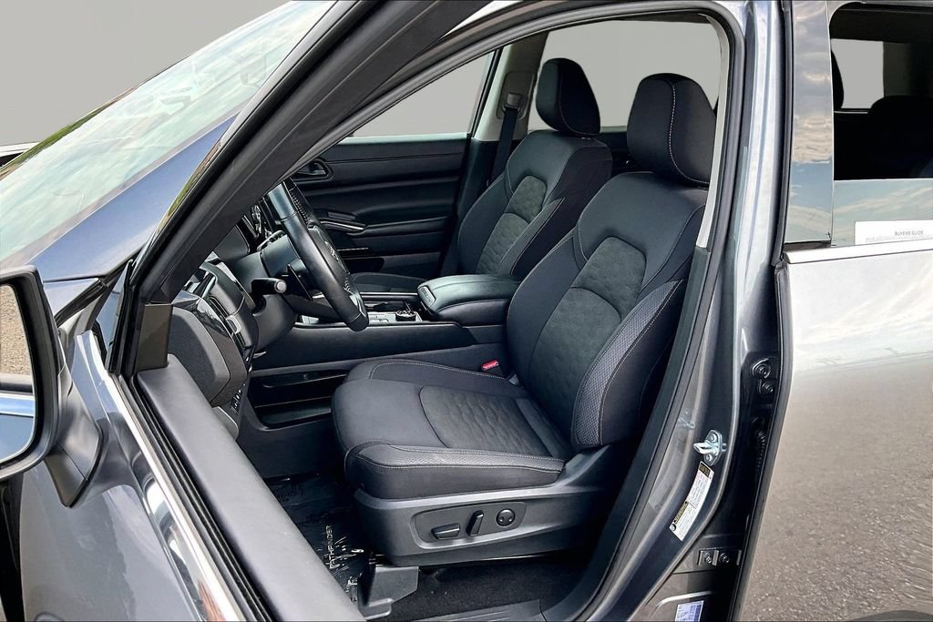 Used 2025 Nissan Pathfinder SV AWD/4WD image 25