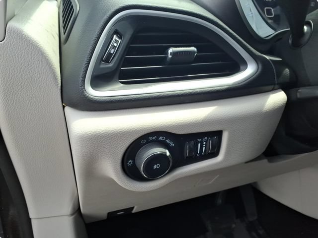 Used 2024 Chrysler Pacifica Touring-L FWD image 17