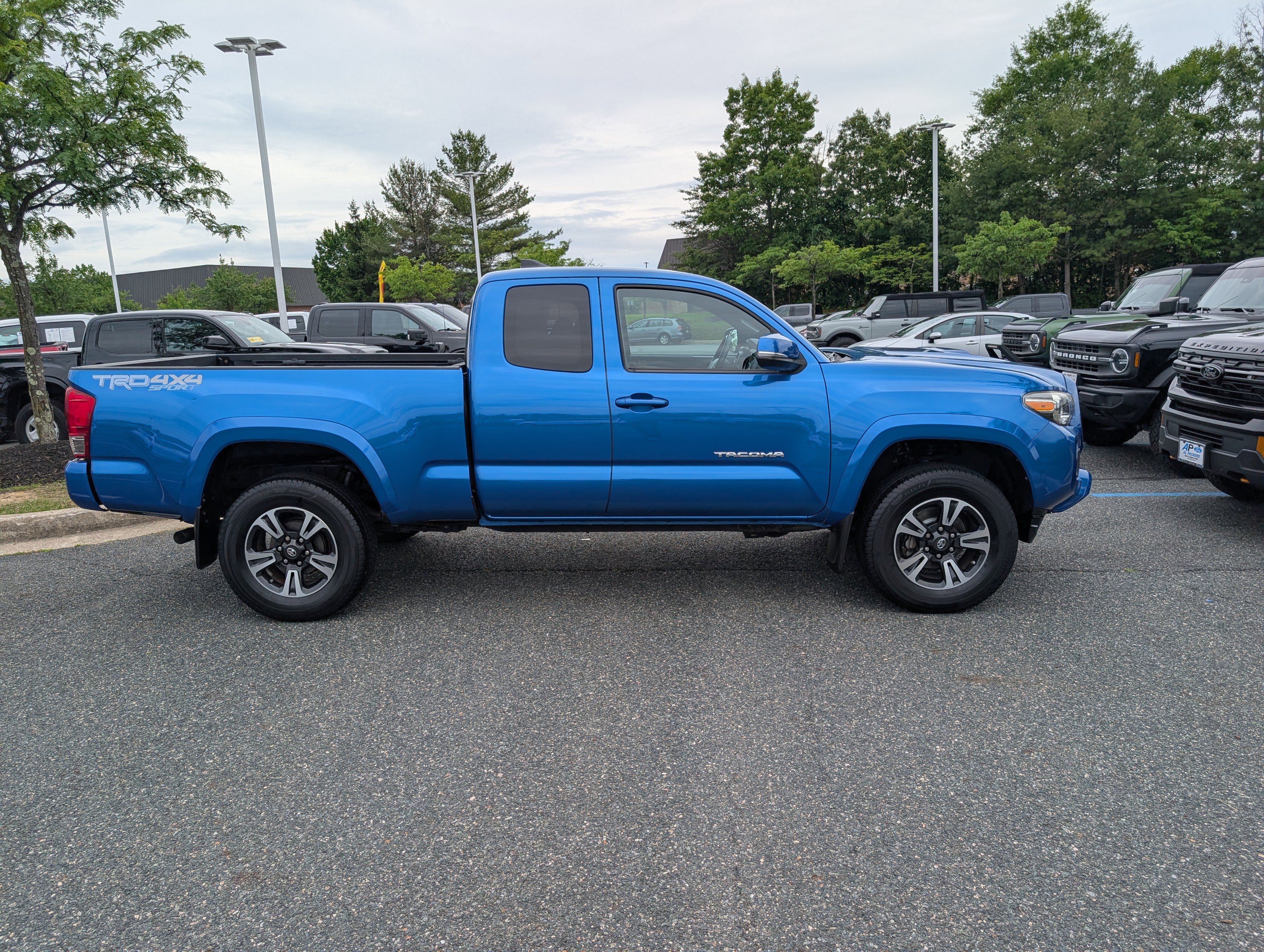 Used 2017 Toyota Tacoma TRD Sport AWD/4WD image 2