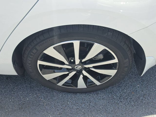Used 2023 Nissan Sentra SV w/ SV Premium Package FWD image 9