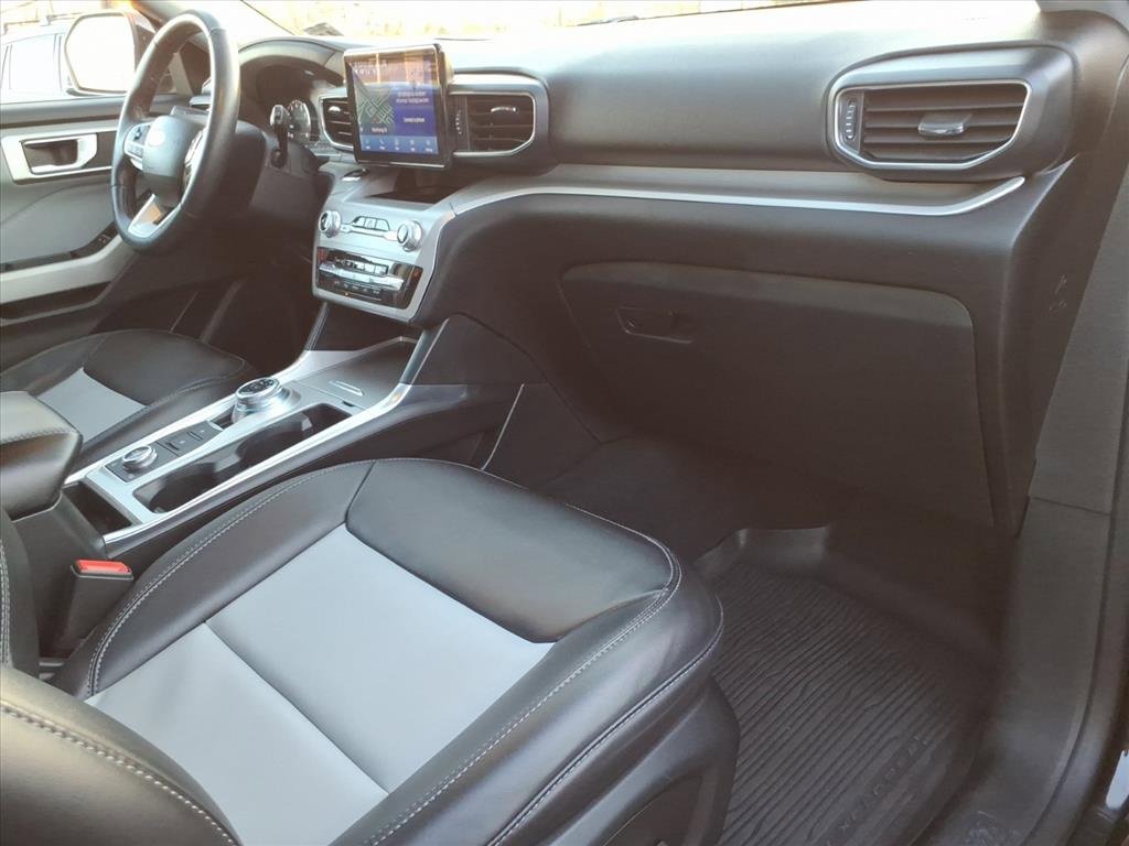 Certified 2022 Ford Explorer XLT w/ Equipment Group 202A image 9