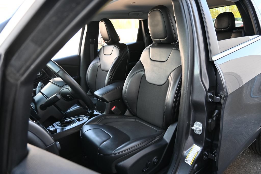 Used 2019 Jeep Cherokee Latitude Plus w/ Comfort/Convenience Group AWD/4WD image 20